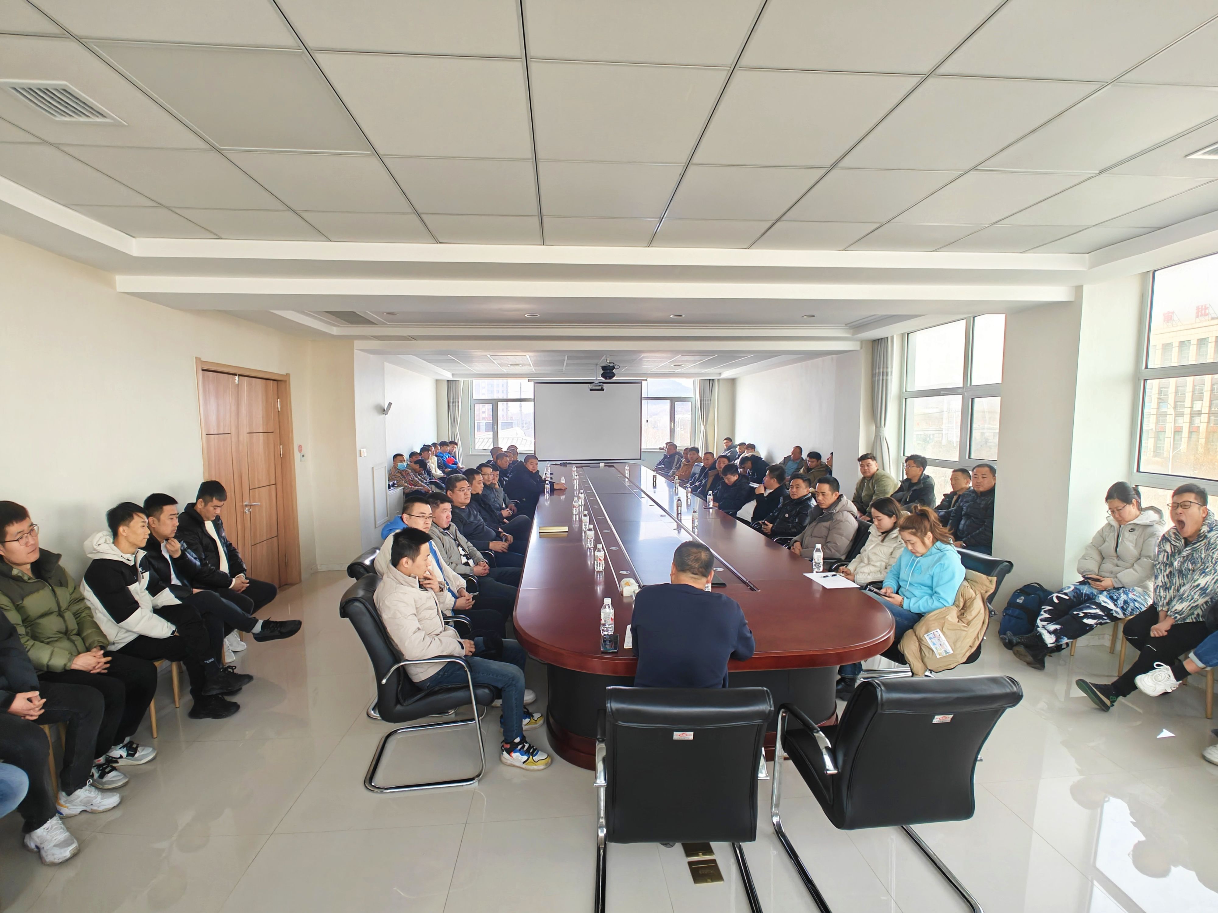 銷(xiāo)售部全體業(yè)務(wù)代表齊聚一堂，共謀新年銷(xiāo)售大計(jì)，優(yōu)秀代表榮獲獎(jiǎng)金